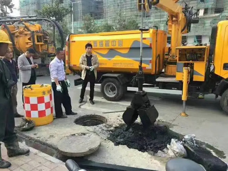 下花园街道：网格员化身“清道夫”，为民解忧疏通“堵心”化粪池