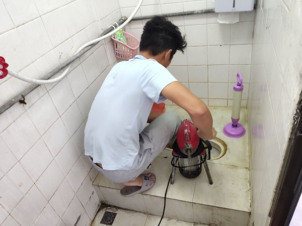 下花园肥皂掉到马桶里把马桶堵住了怎么办？马桶堵住了怎么办