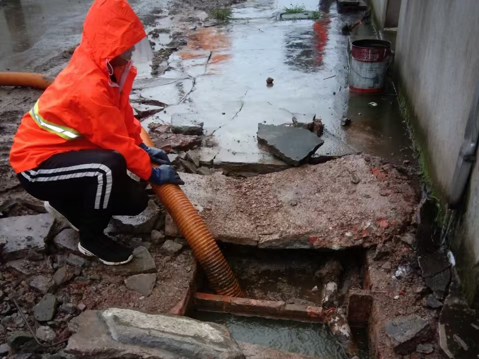 下花园专业清理污水池 炜誉市政以规范流程守护城市 “肠道”