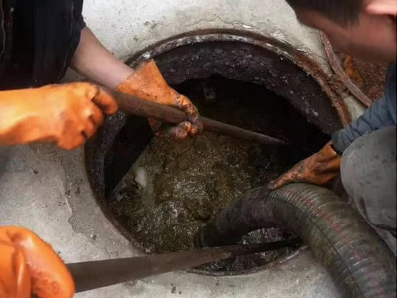 下花园清理化粪池时如何避免沼气的危害？